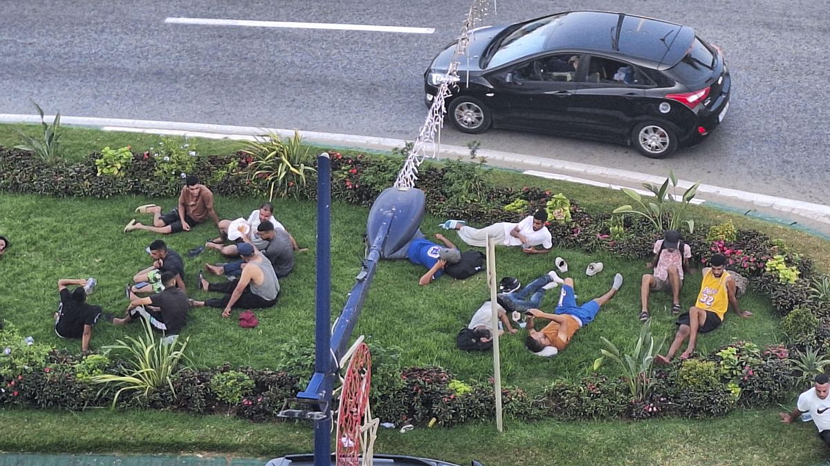 Varias personas descansan en una rotonda de Castillejos.