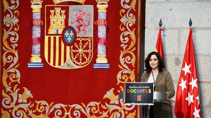 La presidenta de la Comunidad de Madrid, Isabel Díaz Ayuso, asiste a un acto en homenaje a los docentes celebrado en Madrid, este jueves. EFE/Víctor Lerena