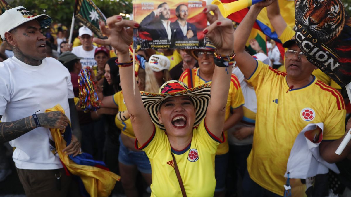 Seguidores del candidato presidencial Abelardo de la Espriella, celebran al final de la jornada electoral el domingo en Barranquilla (Colombia).