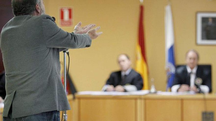 El exalcalde de Santa Cruz de Tenerife Miguel Zerolo (d), durante la vista judicial para examinar las medidas cautelares solicitadas por las acusaciones y la Fiscalía. EFE/Cristóbal García