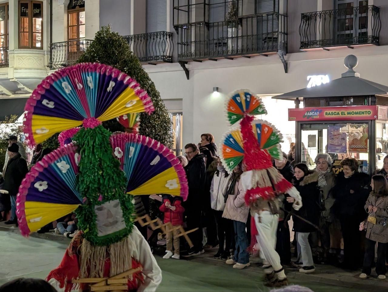 Los Antruejos de León pasean la auténtica tradición del Carnaval de los pueblos ante miles de personas
