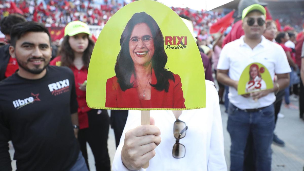 Militantes de la candidata presidencial del Libre, Rixi Moncada, durante un acto de campaña en Tegucigalpa.
