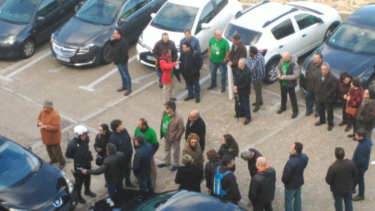 Agricultores de la Plataforma, frente a las Cortes de Castilla-La Mancha