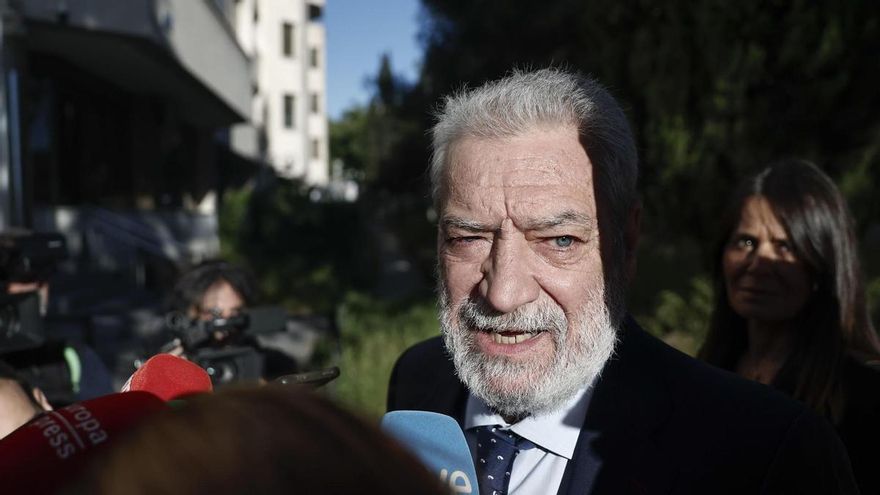 Miguel Ángel Rodríguez, jefe de gabinete de la presidenta de Madrid, Isabel Díaz Ayuso, atiende a la prensa a su llegada a los Juzgados de Plaza de Castilla donde declara este miércoles como querellado por presunta revelación de secretos al enviar a un chat datos de dos periodistas -sus nombres, apellidos y una foto- que habían sido identificados por un policía. EFE/Sergio Pérez