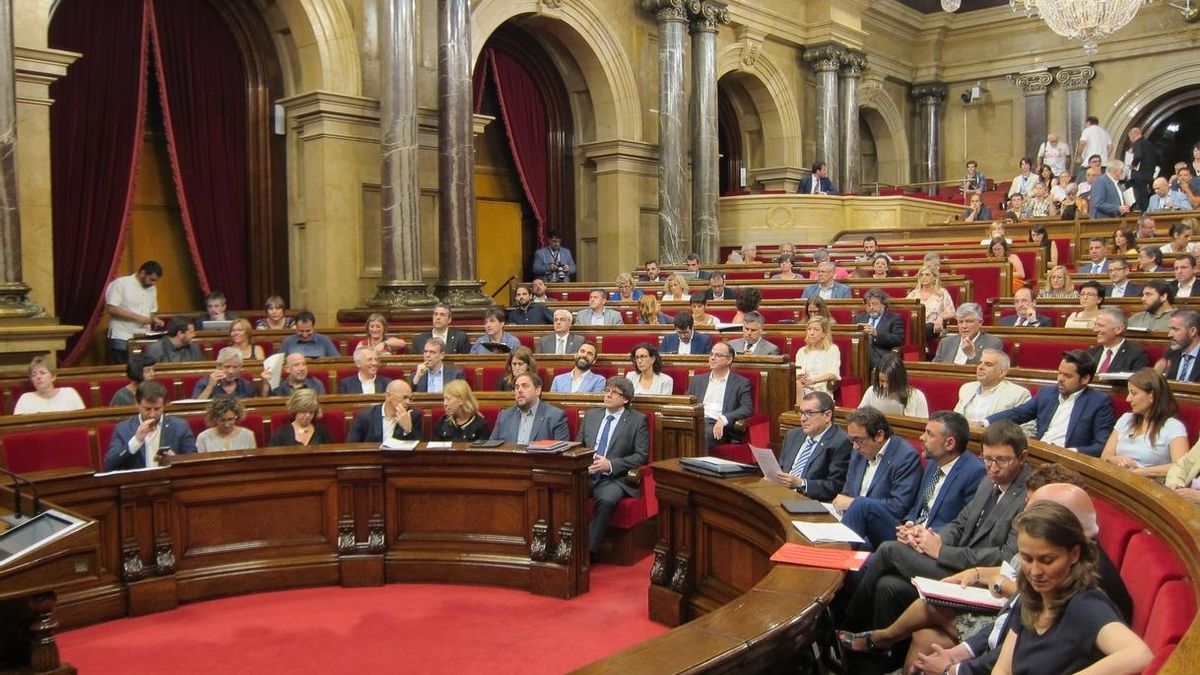 El Parlament catalán admite a trámite la primera ley de ruptura de JxSí y la CUP