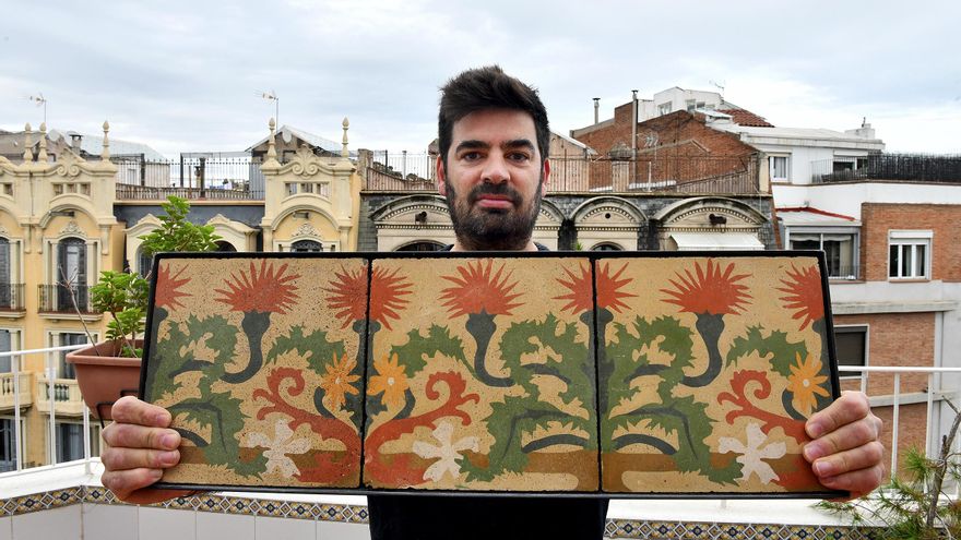 El amante de las baldosas hidráulicas que ha rescatado 1.600 de los escombros