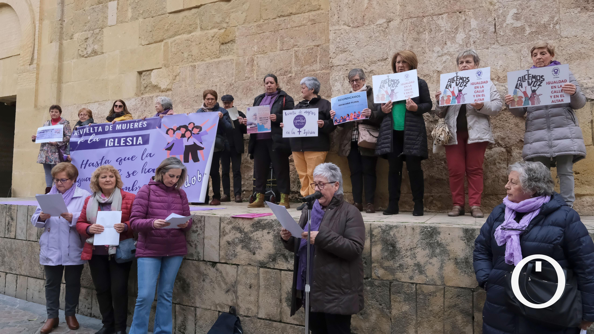 Concentración Revuelta de Mujeres en la Iglesia