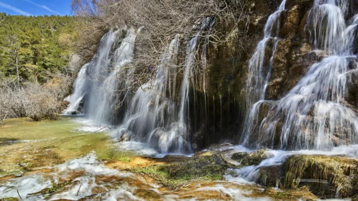 En el nacimiento de este río, además de una diversa fauna y flora, verás cómo el agua brota entre rocas de toba calcárea y desciende en cascadas