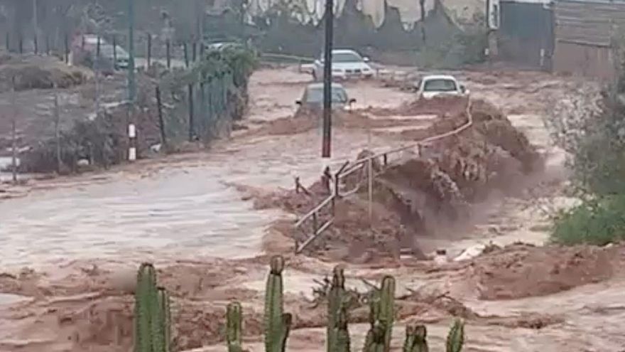 VÍDEO | Una tromba de agua en Gran Canaria inunda barrancos y provoca incidencias en el aeropuerto