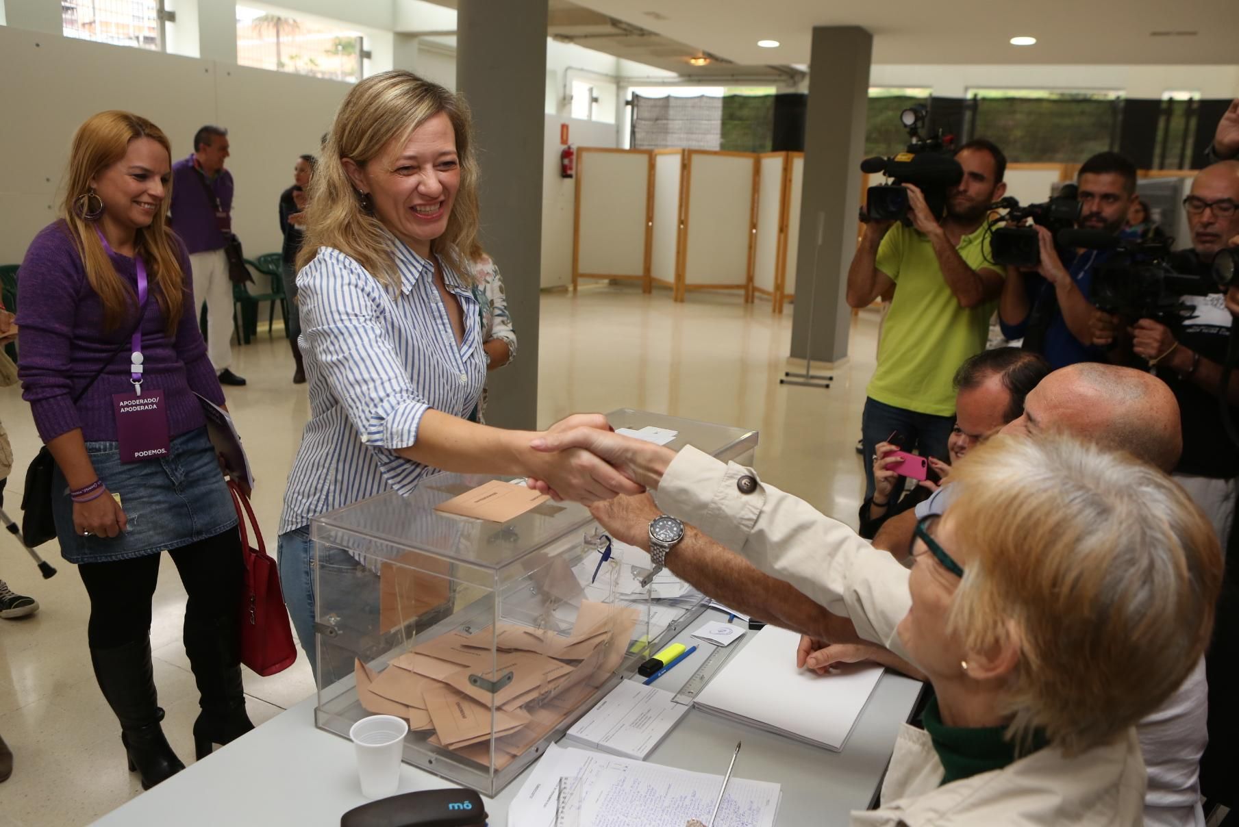 La candidata de Podemos Victoria Rosell acude a las urnas. (Alejandro Ramos)