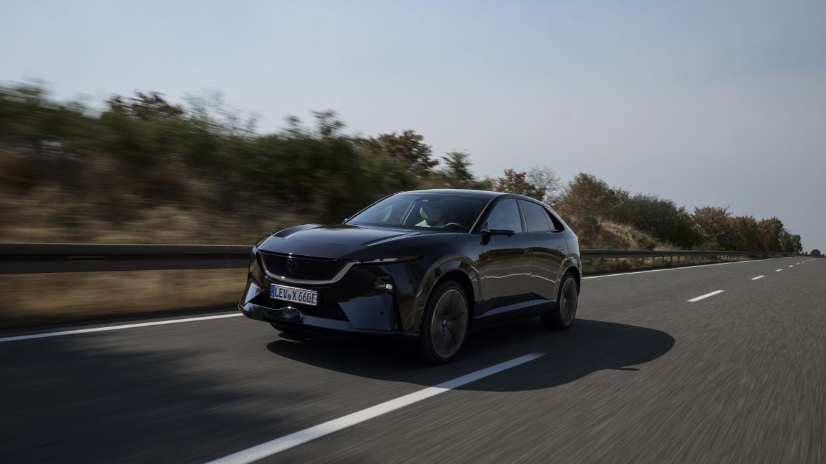 Mazda CX-6e en circulación.