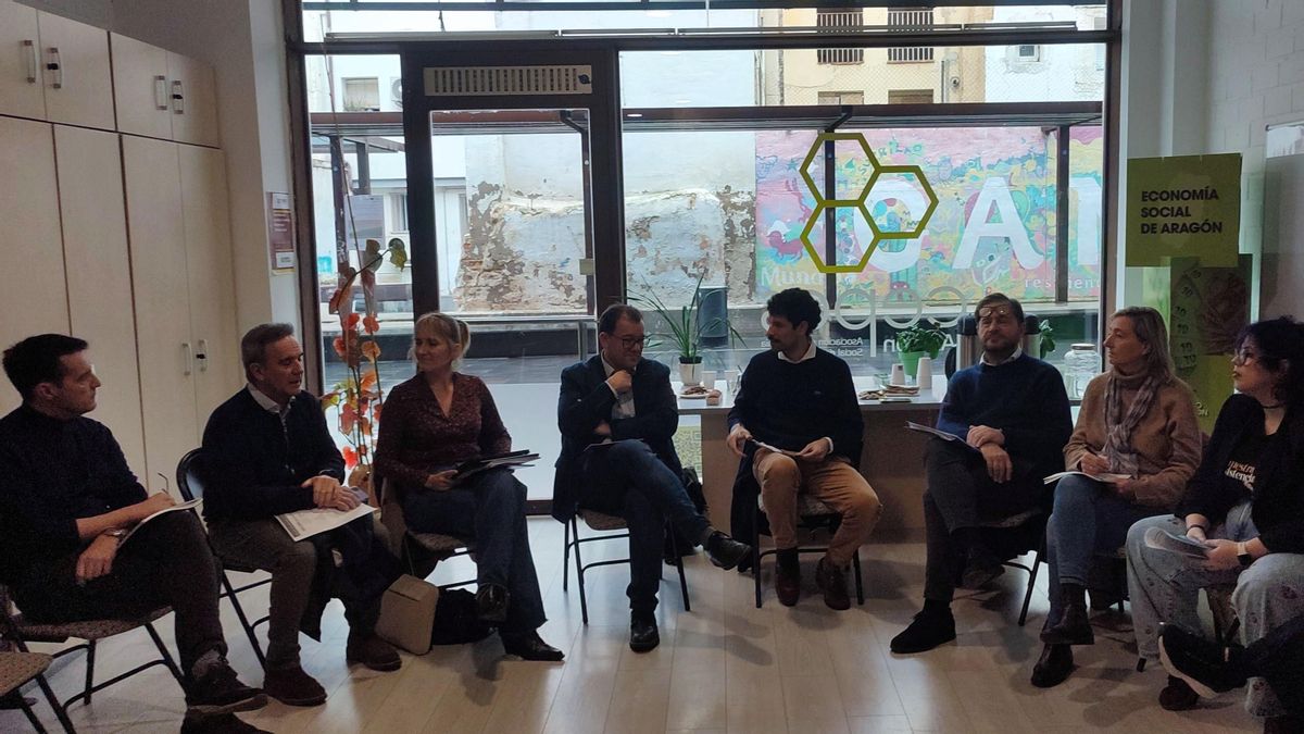 Encuentro organizado por CEPES entre los principales grupos políticos aragoneses que concurren a las próximas elecciones autonómicas del 8 de febrero