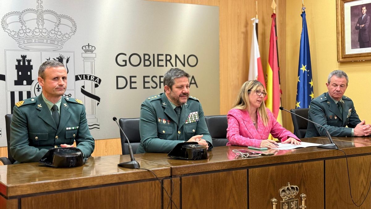 La delegada del Gobierno en Cantabria, Eugenia Gómez de Diego, en rueda de prensa con el coronel de la Guardia Civil, Antonio Orantos, y otros mandos del cuerpo