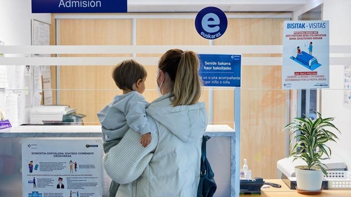 Una mujer con su hijo en un hospital de Osakidetza