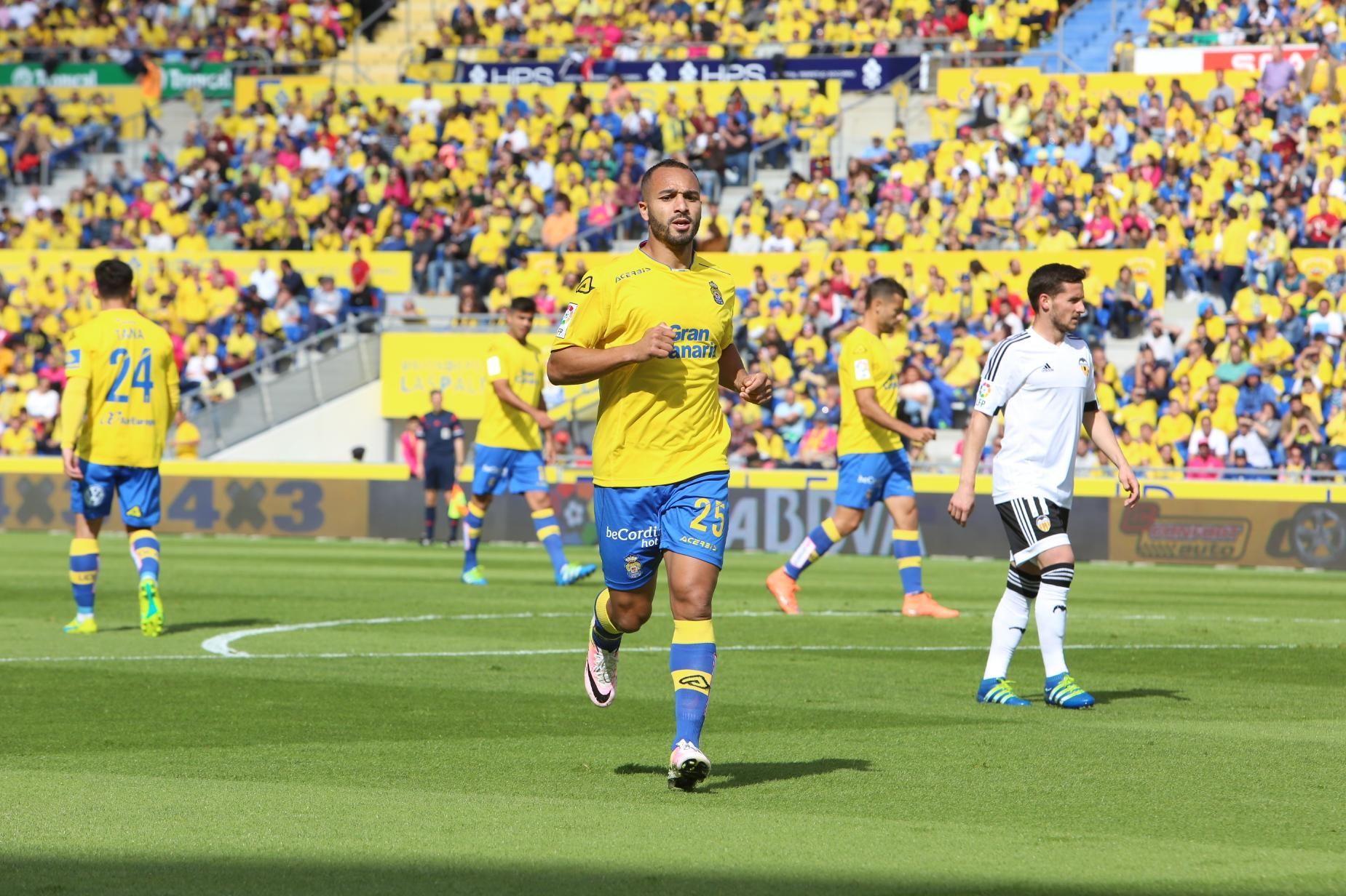 Partido entre la UD Las Palmas y el Valencia CF en el Estadio de Gran Canaria. (Alejandro Ramos).