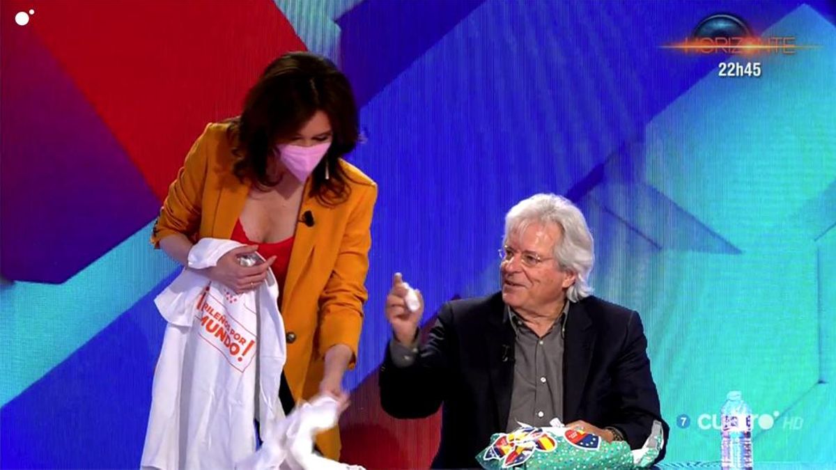 La reacción de 'Todo es mentira' al recibir un regalo de Ciudadanos: "¡Hala, qué mierda!"