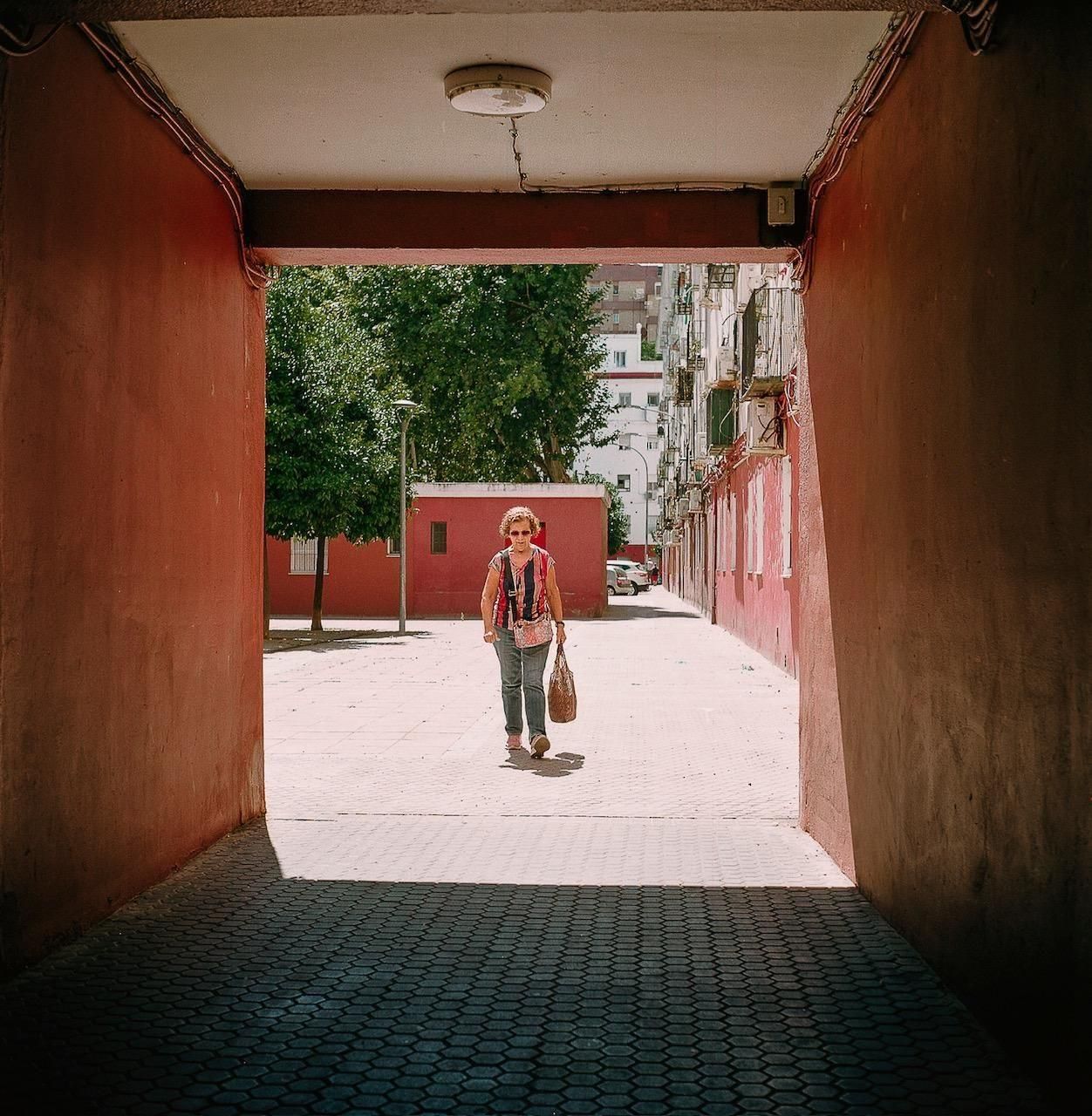 Vecina por las calles de El Tardón, Sevilla.