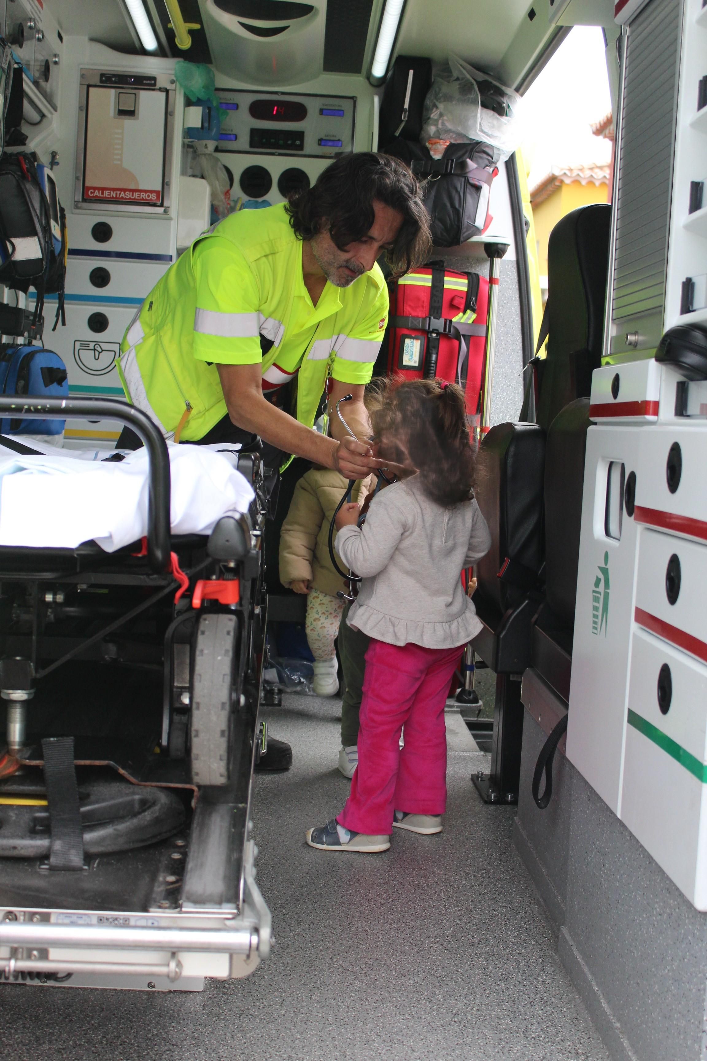 Los alumnos del Centro de Educación Infantil de Breña Alta conocieron cómo es una ambulancia medicalizada del Servicio de Urgencias Canario y el trabajo de sus médicos, enfermeros y conductores en una jornada dedicada a la ‘Semana de las profesiones’.