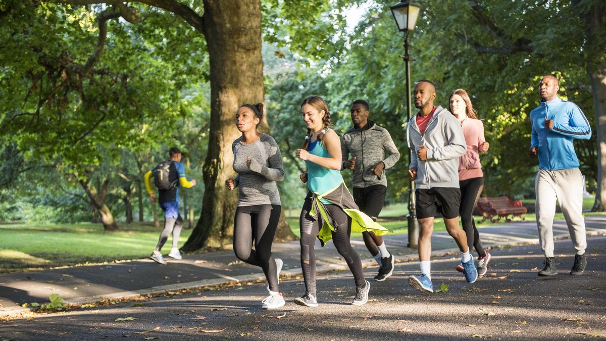 En Londres, en los grandes parques urbanos, no es extraño encontrar grupos que superan el centenar de personas, organizados en torno a clubs o eventos como los Parkruns, que cada fin de semana convierten estos espacios en circuitos temporales de carrera.