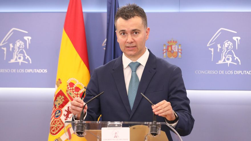 El portavoz del Grupo Parlamentario Socialista, Héctor Gómez, en una rueda de prensa durante la Junta de Portavoces, en el Congreso de los Diputados, a 25 de enero de 2022, en Madrid (España).
