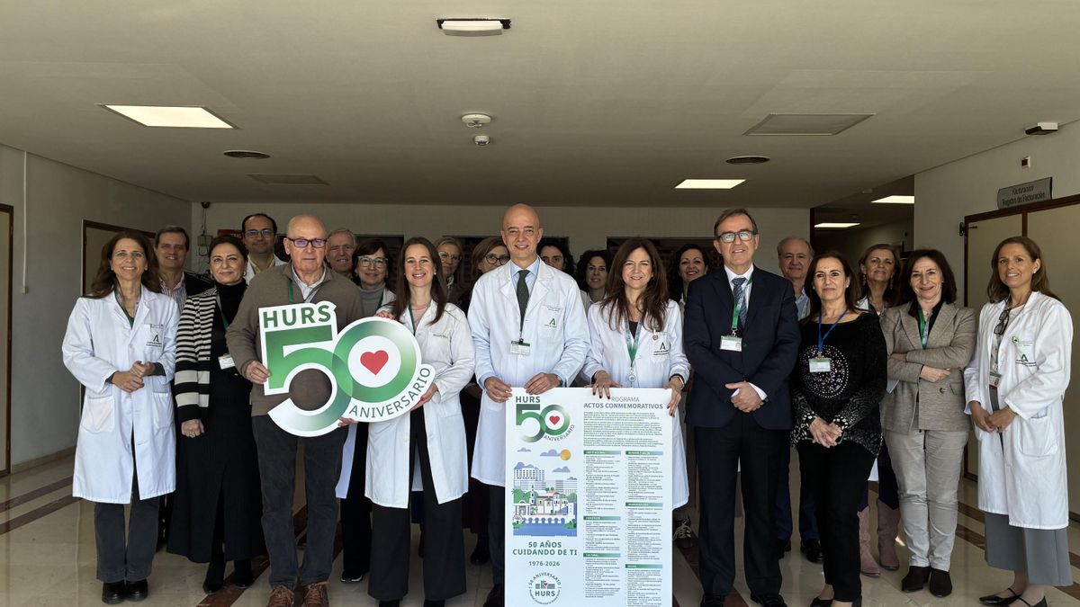 Equipo directivo con el programa de actos