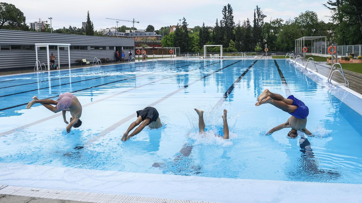 Varias personas se zambullen en la piscina de un centro deportivo