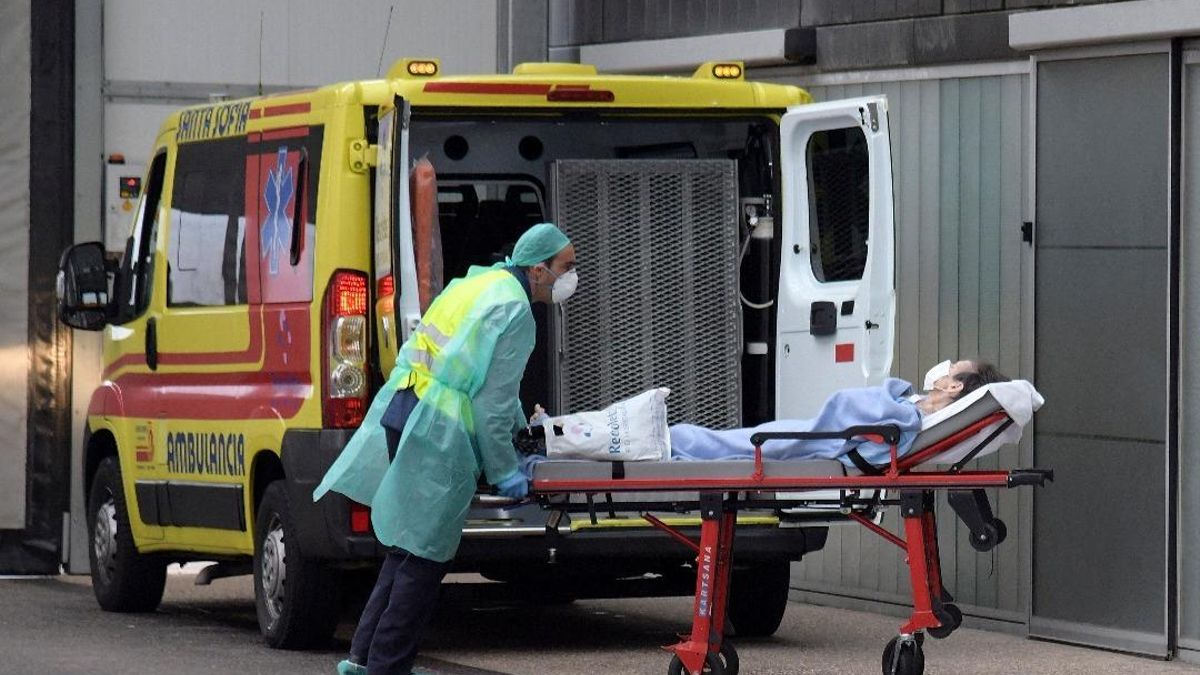 El PSOE denuncia que un técnico de transporte sanitario de Castilla y León cobra menos de 1.000 euros