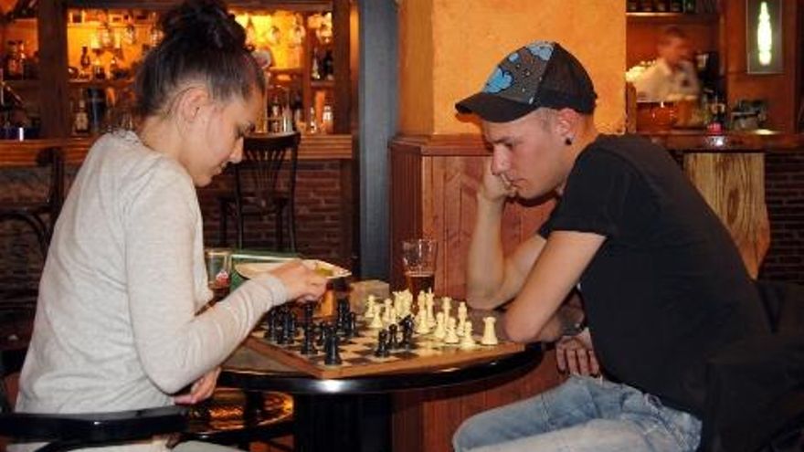Dos clientes jugando al ajedrez.