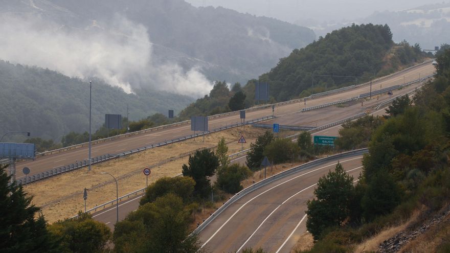 El fuego dificulta el acceso a Galicia en la operación salida del puente de agosto
