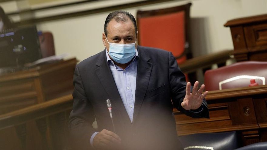 El consejero de Sanidad del Gobierno de Canarias, Blas Trujillo, en el Parlamento regional