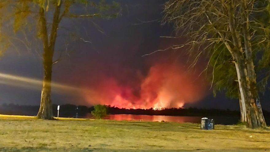 Intensas tareas para combatir el fuego en la isla Puente frente a Paraná