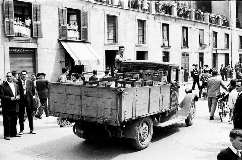 Camión con bebidas el 5 de agosto de 1957 con matrícula VI-992, de 1929