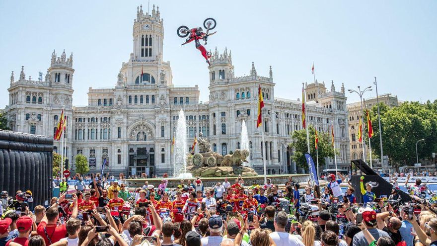 Vecinos denuncian que Martínez-Almeida ha convertido el Paisaje de la Luz en “un parque temático”