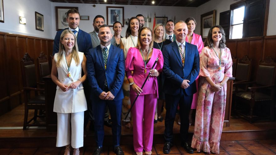 Ángeles Fernández (CC), nueva alcaldesa de El Paso con su grupo de su grupo de Gobierno.