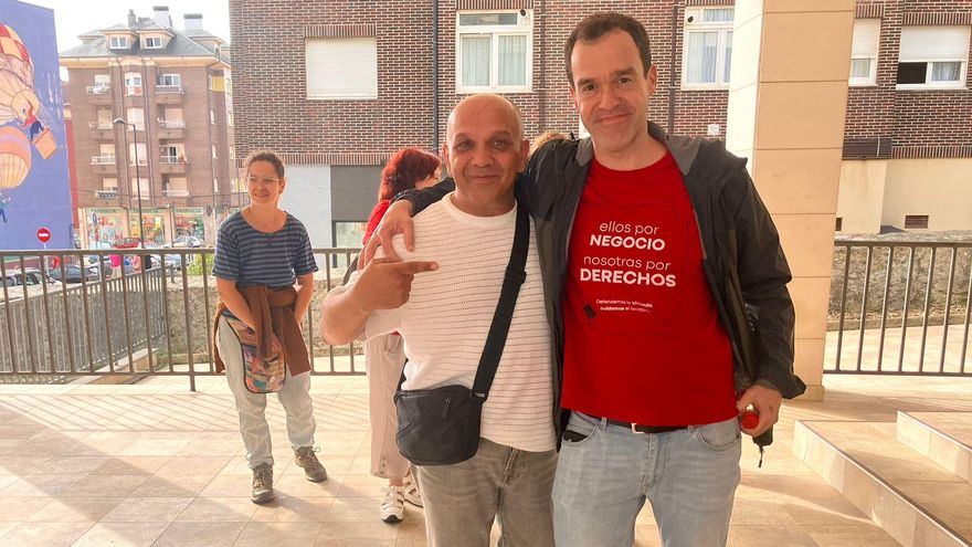 José con un miembro del Sindicato de la Vivienda, tras conocer la paralización temporal de su desahucio.