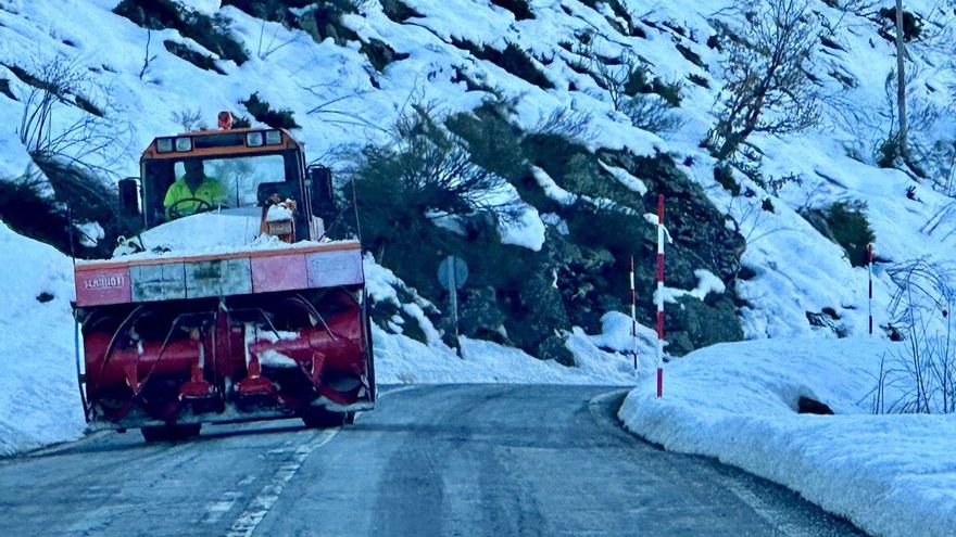 Limpiando la carretera general de nieve tras el temporal.