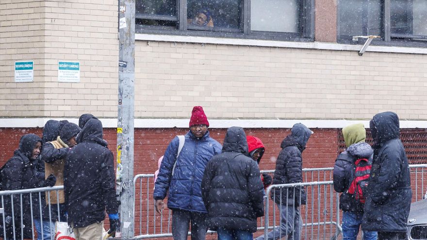 Nueva York extiende el toque de queda a varios refugios para inmigrantes tras un tiroteo