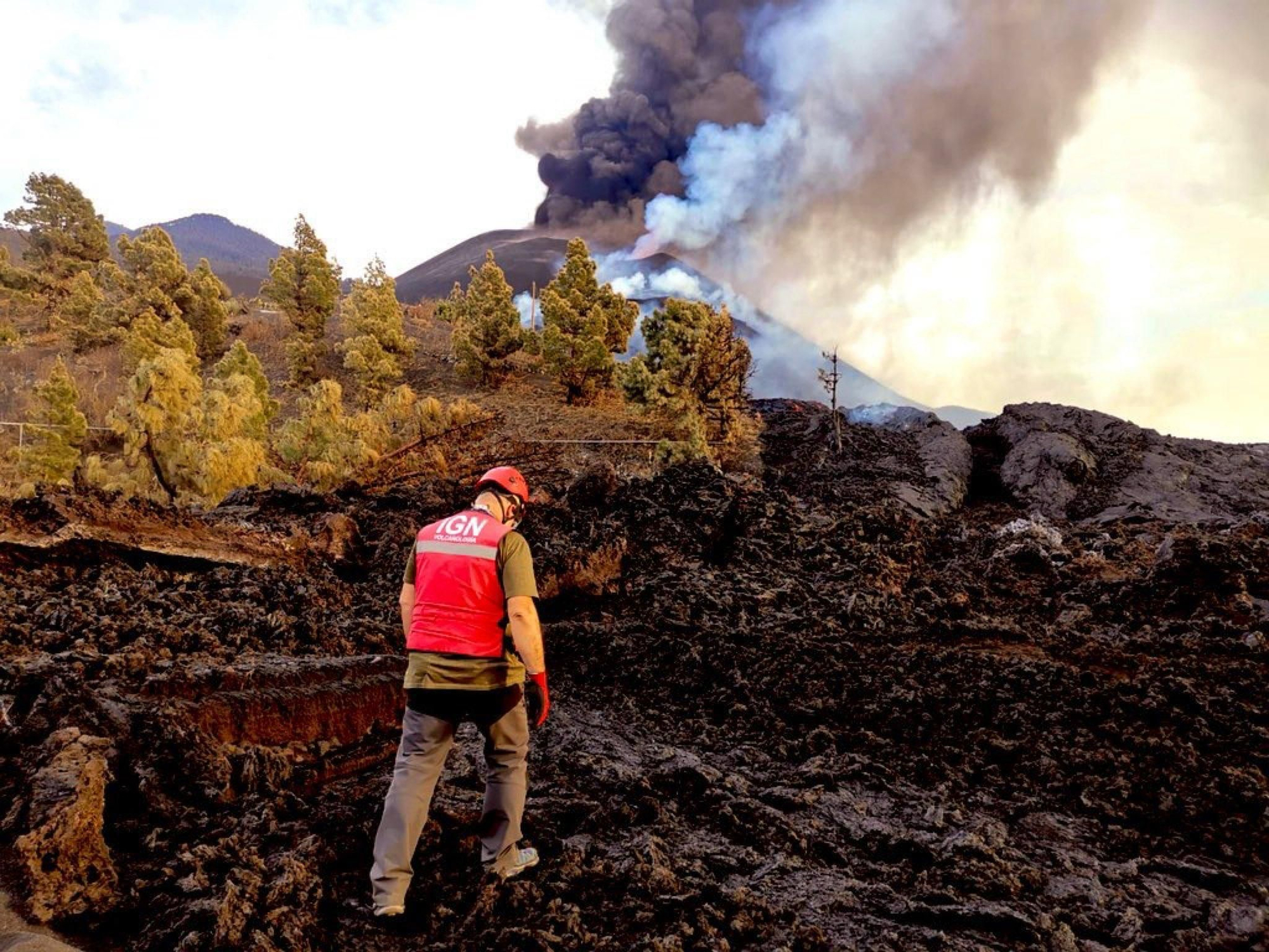 Un técnico del IGN en el entorno del volcán de La Palma.
