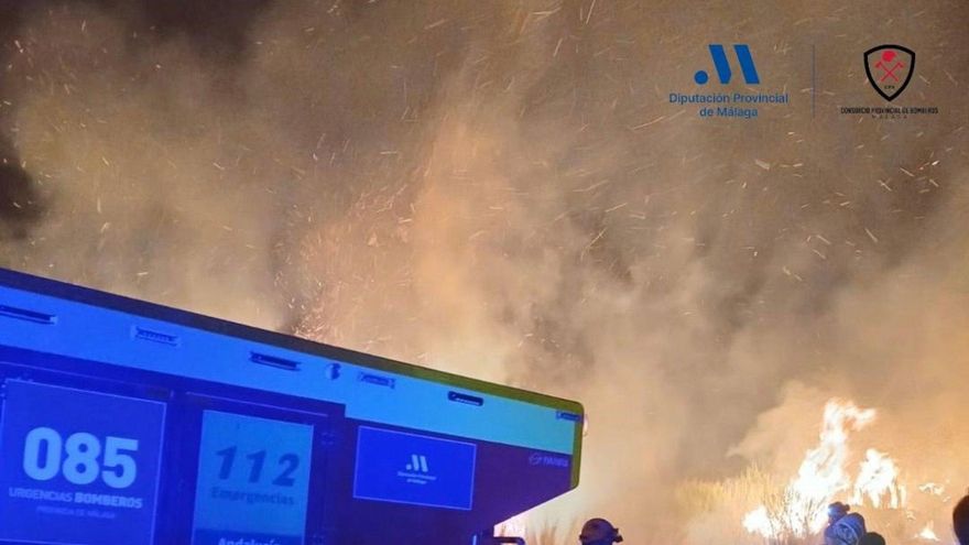 La Xunta retira de la ola de incendios a los bomberos urbanos mientras sigue solicitando medios al Gobierno