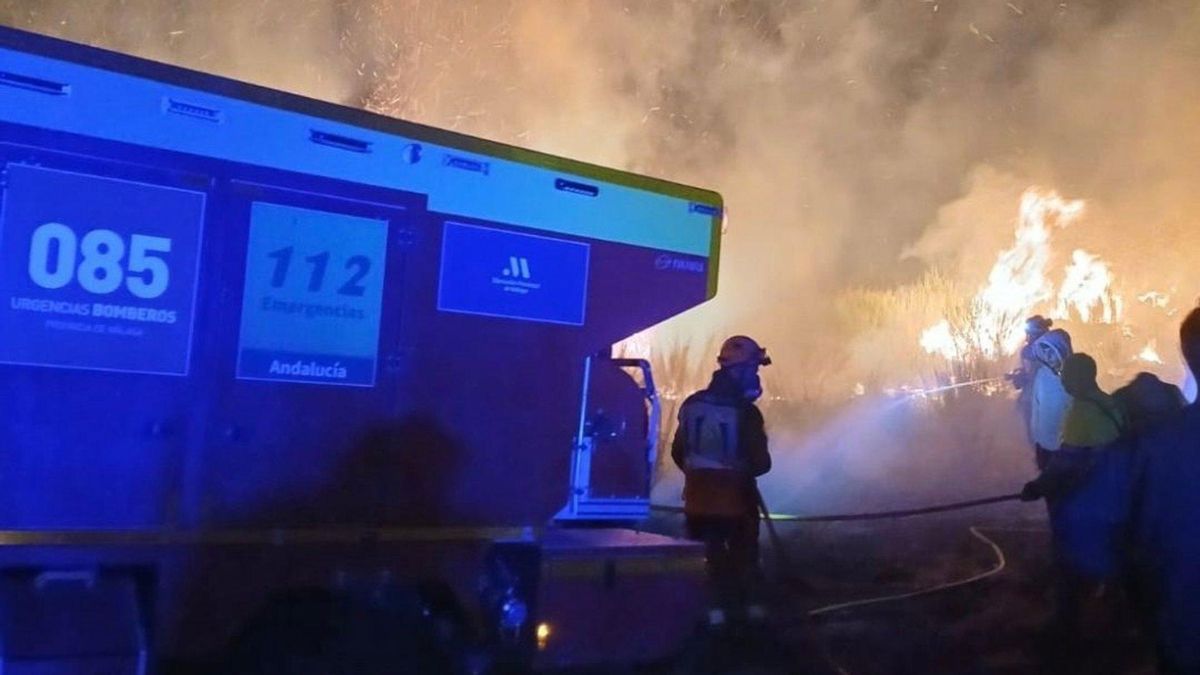 La Xunta retira de la ola de incendios a los bomberos urbanos mientras sigue solicitando medios al Gobierno