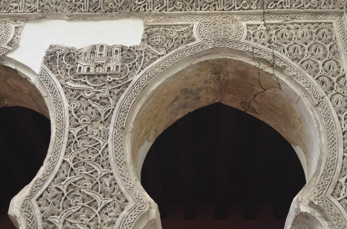 Detalle de la decoración de los arcos en la Casa del Temple de Toledo. En la albanega de estos arcos se representan medallones con emblemas castellanos formados por un castillo de acero en campo de oro, similar a los que aparecen en el Patio de la Enfermería del Convento de Santa Isabel de los Reyes de Toledo. El escudo pertenece a la familia toledana de los Suárez de Toledo.