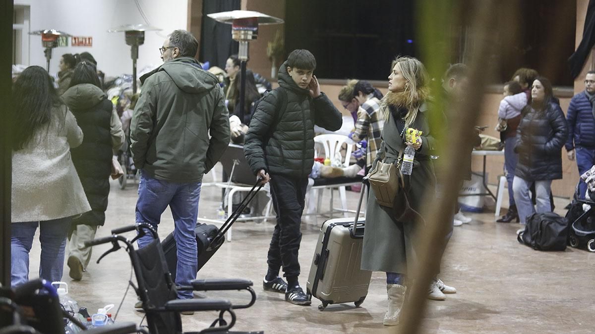 Pasajeros del tren descarrilado son trasladados a la caseta municipal de Adamuz