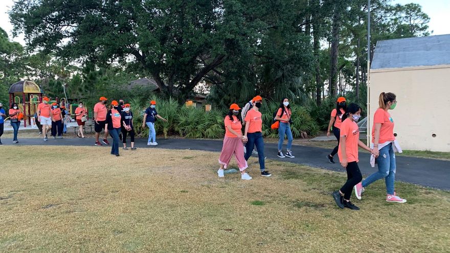 Jóvenes "soñadores" narran sus historias frente a la casa del senador de EEUU