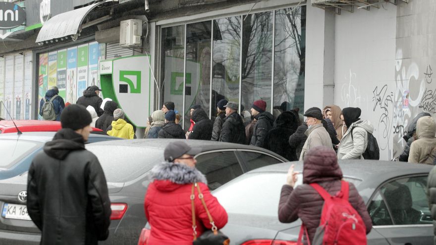 Cola de personas en la capital ucraniana.