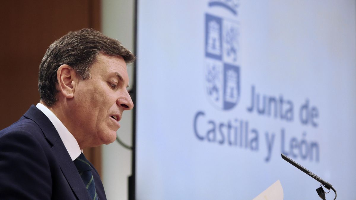 El consejero de Economía y Hacienda y portavoz de la Junta de Castilla y León, Carlos Fernández Carriedo, comparece en la rueda de prensa posterior al Consejo de Gobierno.