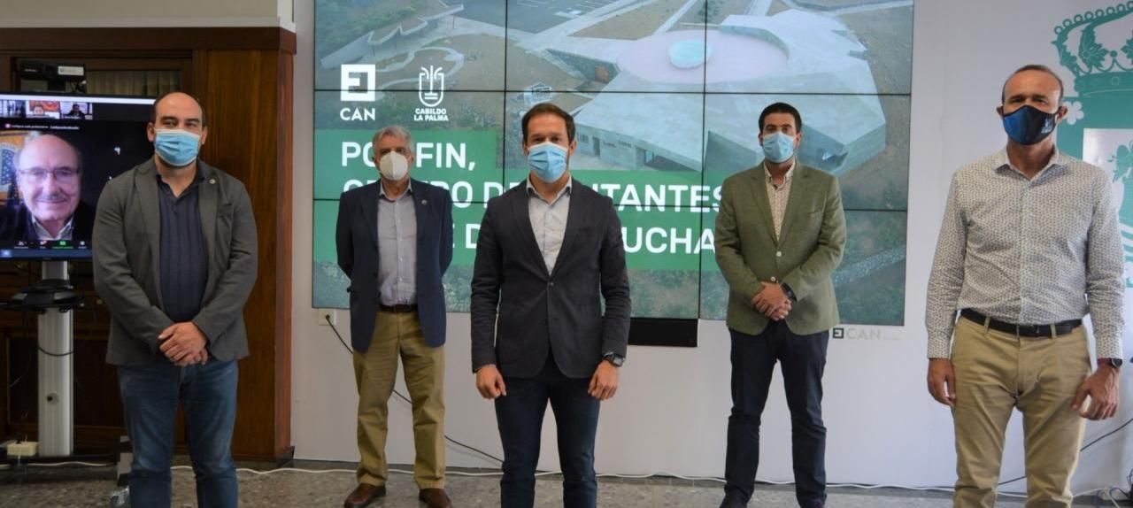 Las autoridades que participaron en la firma del convenio.