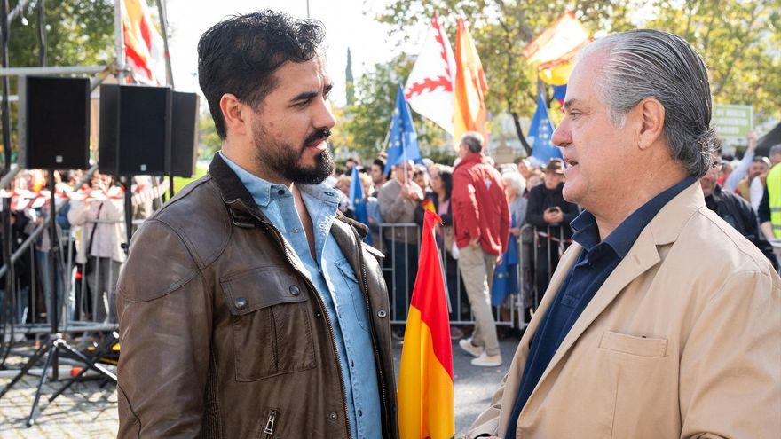 El eurodiputado Luis 'Alvise' Pérez (i) durante una concentración para pedir elecciones generales, en la Plaza de Castilla, a 20 de octubre de 2024, en Madrid (España).