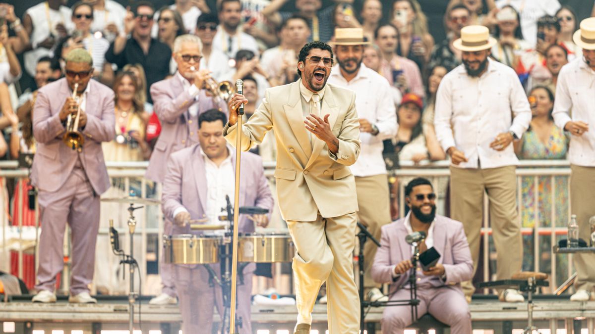 El cantante Bad Bunny actúa durante un concierto, en el Riyadh Air Metropolitano.