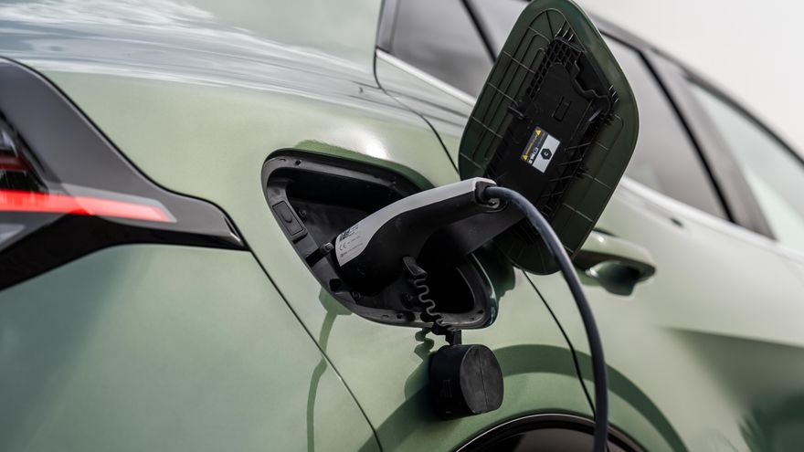 La batería del Sportage PHEV tiene una capacidad de 13,8 kWh, otorgando 70 kilómetros de autonomía eléctrica homologada.
