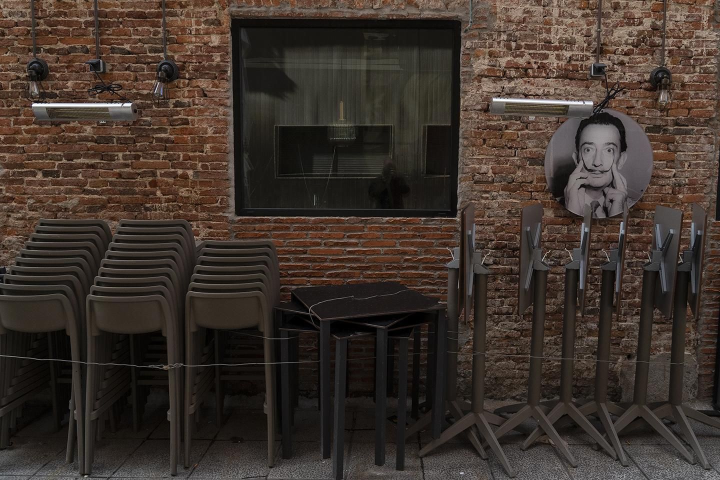 Restaurantes y cafeterías echan la persiana en Santander por la crisis del coronavirus. | JOAQUÍN GÓMEZ SASTRE